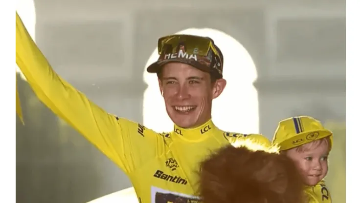 Vingegaard comemorando a conquista em Paris