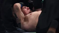 Aspinall se machucou rapidamente na luta principal