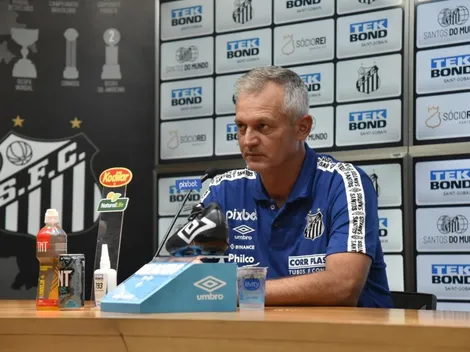 “Joga bem por dentro”: Lisca ‘sugere’ improvisação de defensor do Santos no meio-campo