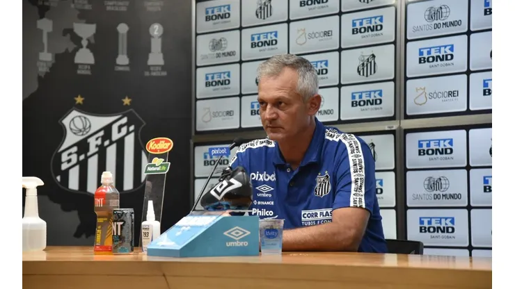 Lisca 'sugeriu' defensor atuando na linha de meio-campistas nos próximos jogos do Santos
