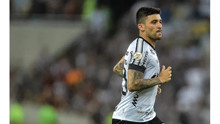 Foto: Thiago Ribeiro/AGIF - Victor Luís é desfalque para a partida diante do Juventude