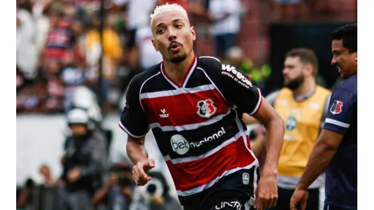 Rafael Vieira/AGIF - Hugo, pelo Santa Cruz.