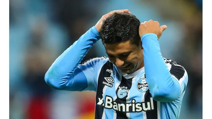 Elkeson pede para não receber salários no Grêmio e diretoria surpreende