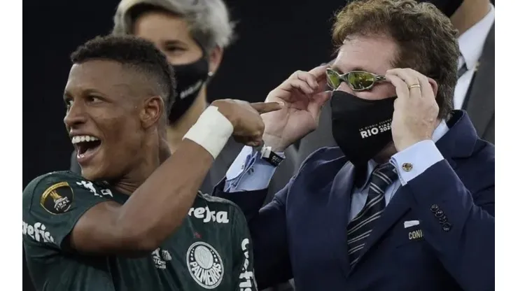 Foto: Reprodução/Instagram - Alejandro Domínguez, presidente da Conmebol, em premiação da Libertadores de 2020 vencida pelo Palmeiras