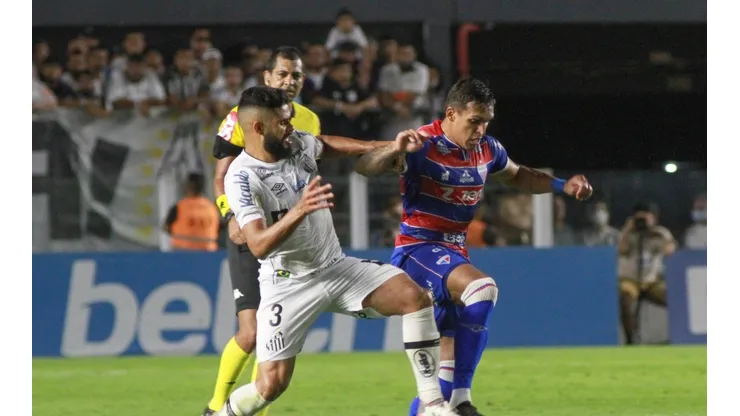 Fernanda Luz/AGIF/ Em momentos distintos no Brasileirão, Fortaleza e Santos se enfrentam pela competição nacional.