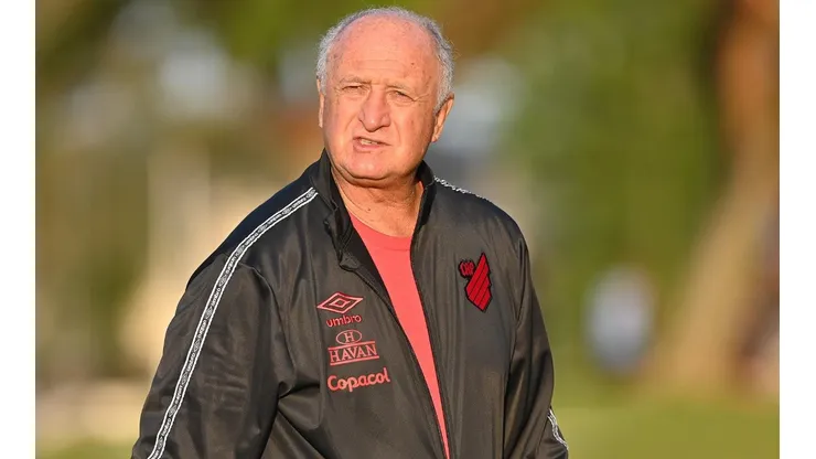 Felipão dá 'ok' e zagueiro sem espaço no Athletico é liberado