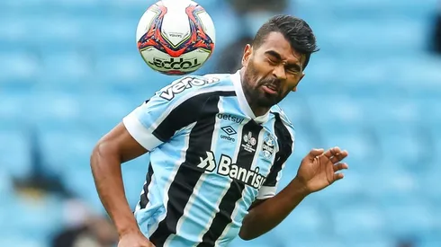 Foto: Pedro H. Tesch/AGIF - Thiago Santos: volante recebeu contatos para deixar o Grêmio