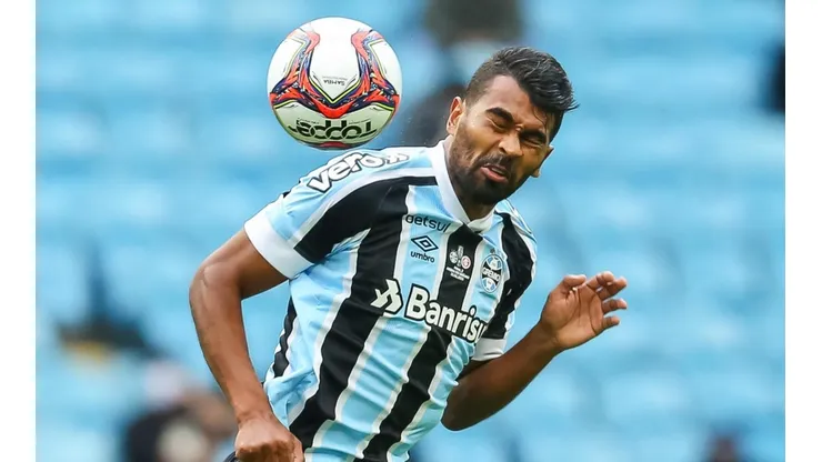 Foto: Pedro H. Tesch/AGIF - Thiago Santos: volante recebeu contatos para deixar o Grêmio