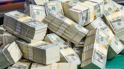 Dinheiro na mesa é tradição no Main Event da WSOP (Foto: Hayley Hochstetler/PokerNews)