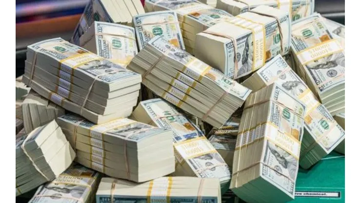 Dinheiro na mesa é tradição no Main Event da WSOP (Foto: Hayley Hochstetler/PokerNews)