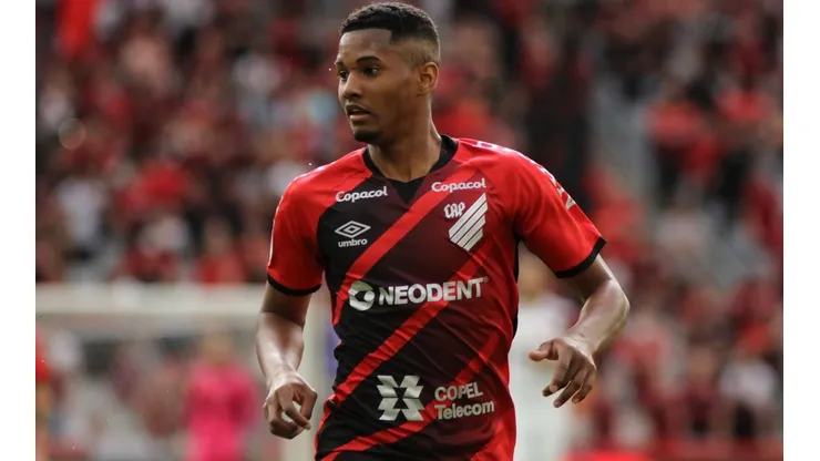 Abner Vinícius é titular do Athletico na lateral esquerda (Foto: Joao Vitor Rezende Borba/AGIF)