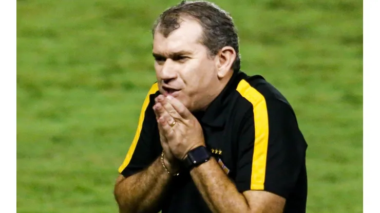 Rafael Vieira/AGIF - Cláudio Tencati, técnico do Criciúma.