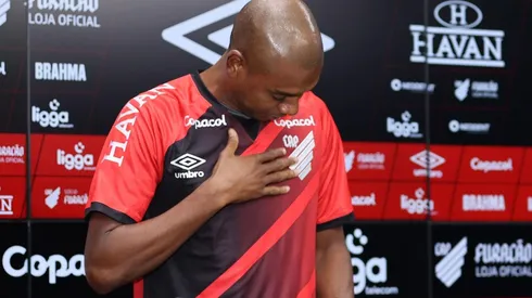 Foto: José Tramontin/athletico.com.br/Divulgação - Fernandinho: relacionado para duelo com o Atlético-GO