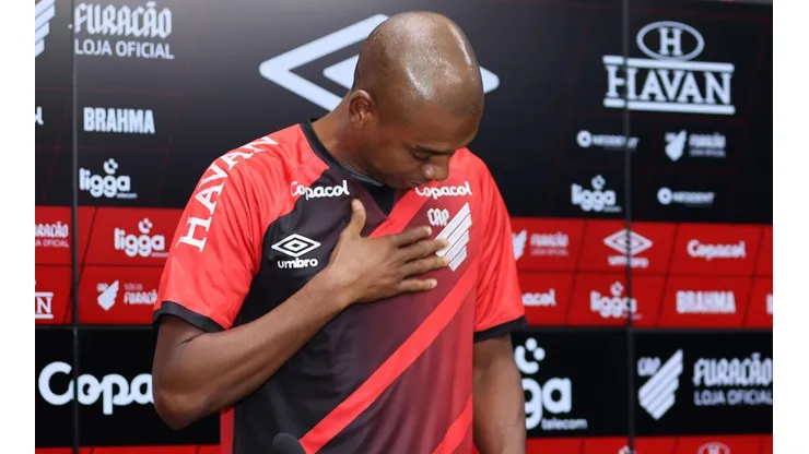 Foto: José Tramontin/athletico.com.br/Divulgação - Fernandinho: relacionado para duelo com o Atlético-GO