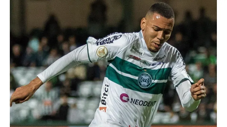 Foto: Robson Mafra/AGIF - Clayton está de saída do Coritiba