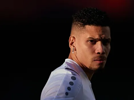 “Poderá assinar”; Situação de Paulinho no Bayer chega ao Vasco e chance de ida a rival agita torcida na web