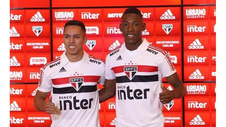 Foto: Rubens Chiri/São Paulo FC - Igor Vinícius (à esquerda) viu renovação estagnar e há risco de saída do São Paulo