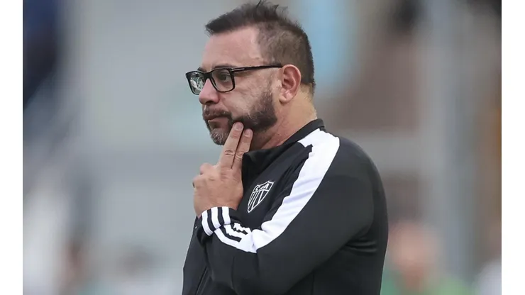 Foto: Pedro Souza / Atlético - Turco Mohamed pode ter ausência de Pedrinho para enfrentar Palmeiras de Abel Ferreira