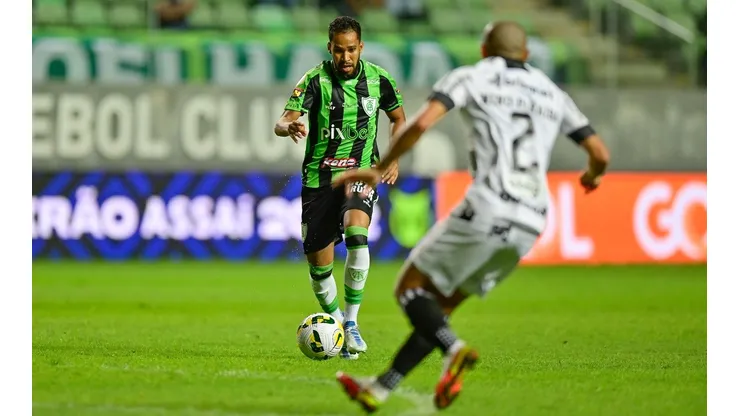 Everaldo deixou o campo sentindo dores na vitória sobre o Goiás, no domingo (3)