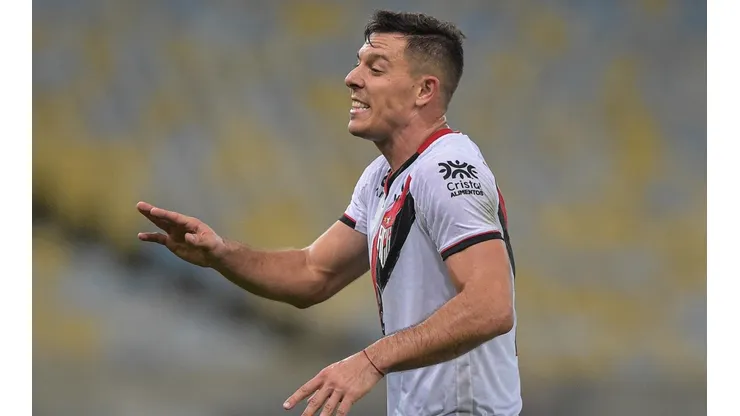 Foto: Thiago Ribeiro/AGIF - Churín vem sendo titular absoluto no comando de ataque do Atlético-GO