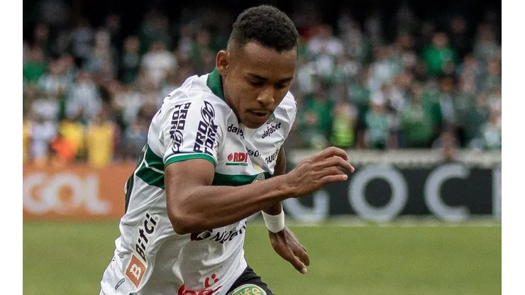 Foto: Robson Mafra/AGIF - Igor Paixão: atacante é baixa no Coritiba contra o Fortaleza