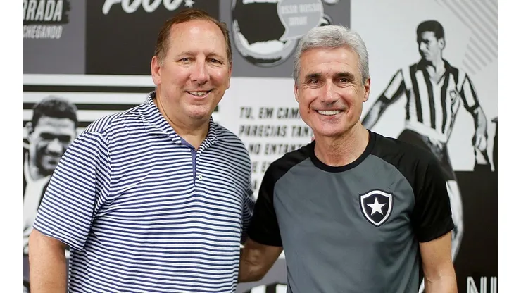 Foto: Vitor Silva/Botafogo/Divulgação - John Textor e Luís Castro: americano avaliou o trabalho do treinador