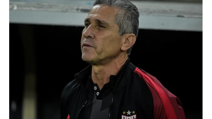 Thiago Ribeiro/AGIF/ "Só faz o gol quem finaliza"; Jorginho é sincero sobre partida do Atlético-GO na Copa do Brasil.