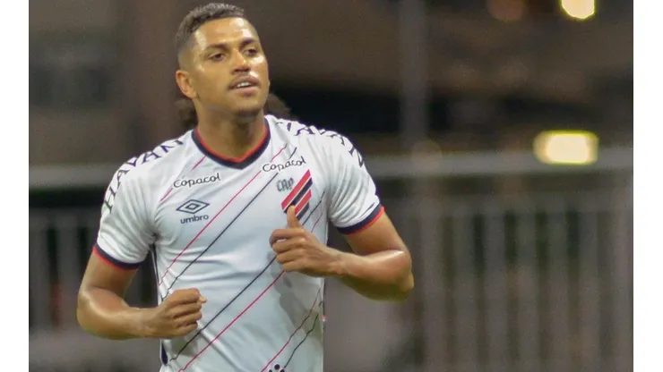 Foto: Jhony Pinho/AGIF - Pedro Rocha: decisivo para o Athletico contra o Bahia