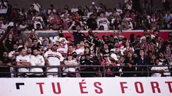 Ettore Chiereguini/AGIF/ "Ali foi a gota d’água"; Torcedor que jogou camisa do São Paulo no gramado após derrota em clássico fala sobre ato espontâneo.