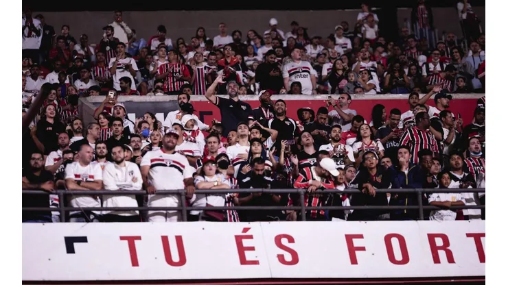 Ettore Chiereguini/AGIF/ "Ali foi a gota d’água"; Torcedor que jogou camisa do São Paulo no gramado após derrota em clássico fala sobre ato espontâneo.