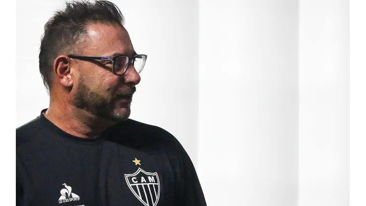 Foto: Fernando Moreno/AGIF - Turco Mohamed: técnico confirmou a saída de defensor do Galo