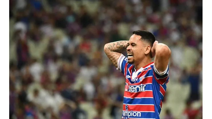Kely Pereira/AGIF. O lance não marcado em cima de Yago Pikachu poderia ter mudado os rumos da partida