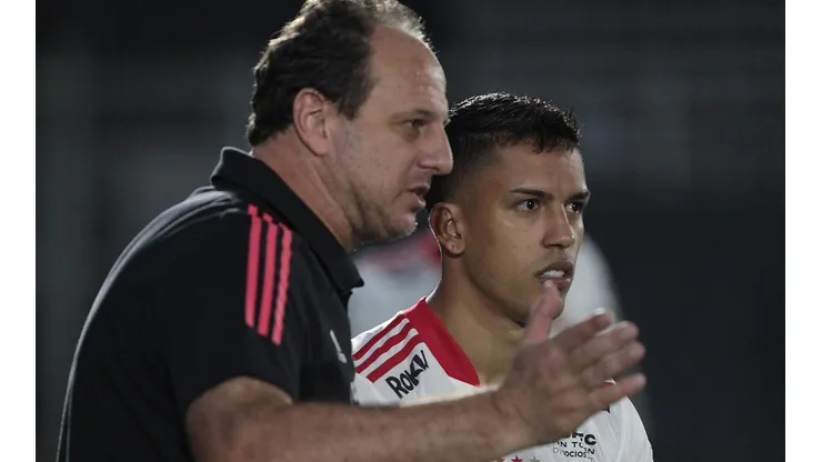 Foto: Rubens Chiri / saopaulofc.net / Divulgação - Igor Vinicius e Ceni: lateral tem vínculo só até o fim do ano