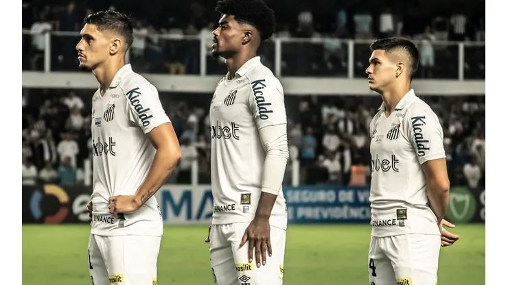 Foto: Ivan Storti/Santos FC - Bauermann (do meio) virou alvo do futebol mexicano, mas Santos fechou a porta