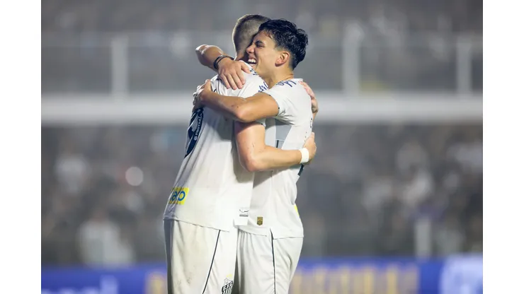 Dupla do Santos comemorando vitória sob o Coritiba na Vila Belmiro