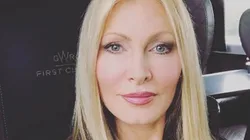 Caprice posa para foto.