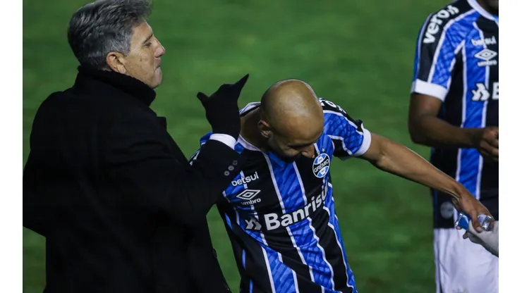 Foto: Fernando Alves/AGIF - Thaciano abraça Renato Portaluppi em época que ainda defendia o Grêmio