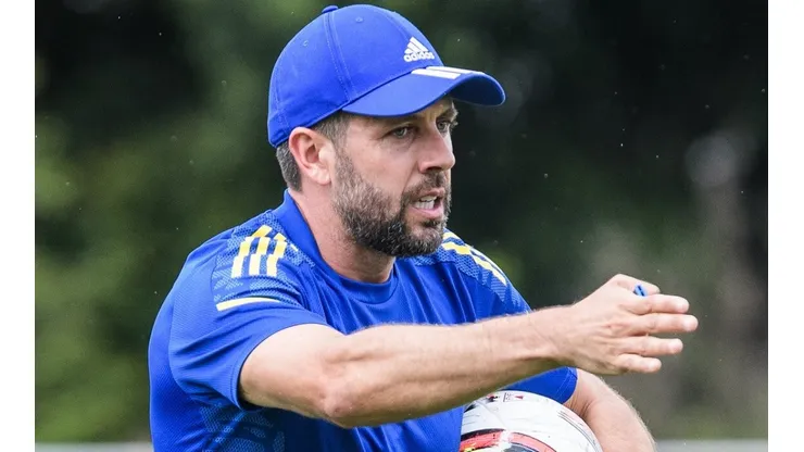 Foto: Gustavo Aleixo/Cruzeiro - Pezzolano alertou Marco Antônio mais uma vez sobre a intensidade nas partidas e revelou que meia virou volante