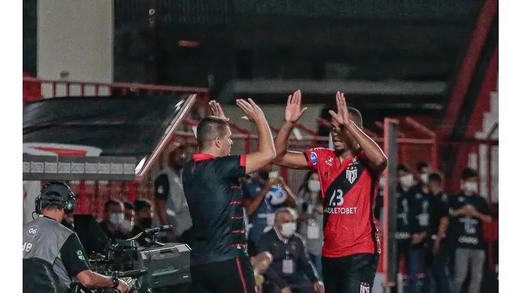 "Estava pedindo"; Umberto Louzer expõe 'jogo' de Atlético-GO em vitória histórica na Argentina