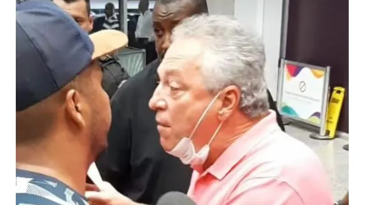Foto: Reprodução/Twitter Oficial @ricardolay - Abel Braga é confrontado por torcedores do Flu em desembarque no Rio após queda na Libertadores