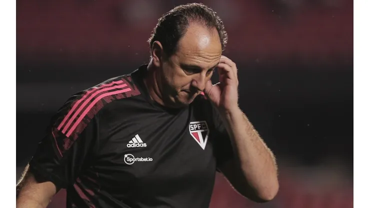 - O técnico reclamou bastante da arbitragem durante coletiva