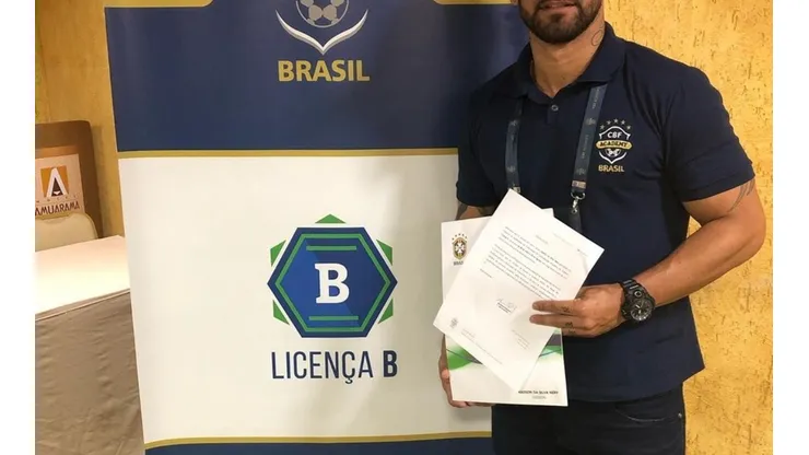 Foto: Arquivo pessoal. Hadson tem curso de técnico pela CBF e procura se firmar na carreira.