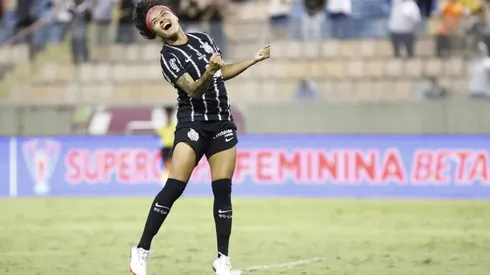 Lia Salazar comemora seu primeiro gol com a camisa do Corinthians ( e o segundo do Timão na partida)