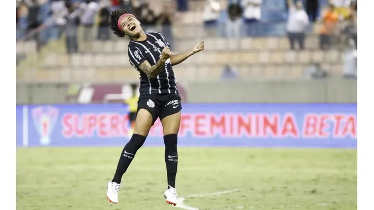Lia Salazar comemora seu primeiro gol com a camisa do Corinthians ( e o segundo do Timão na partida)