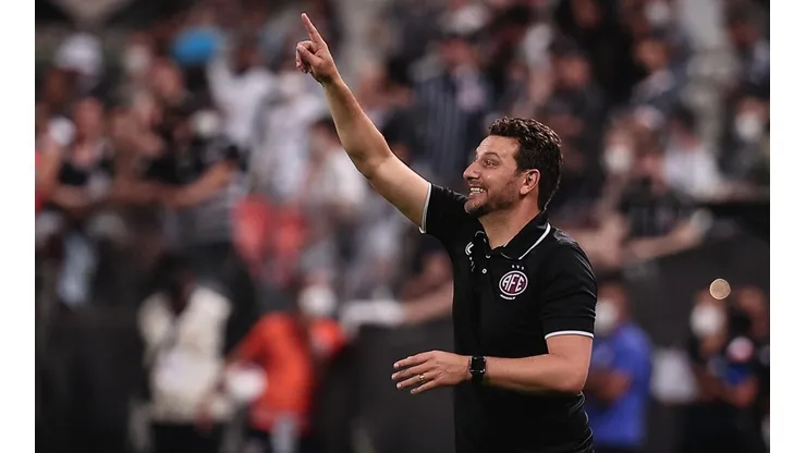 Foto: Ettore Chiereguini/AGIF - Elano destacou a maratona de jogos para justificar mudanças