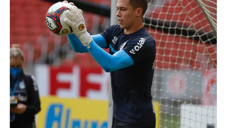 Foto: Maxi Franzoi/AGIF - Brenno pode ver diminuir concorrência no Grêmio com eventual saída de Gabriel Brando para a Europa