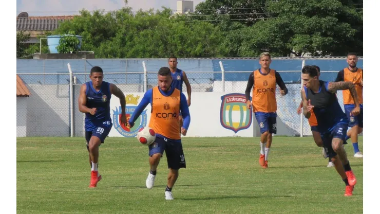Divulgação/São Caetano. Elenco de 2022 treinando pelo Azulão.