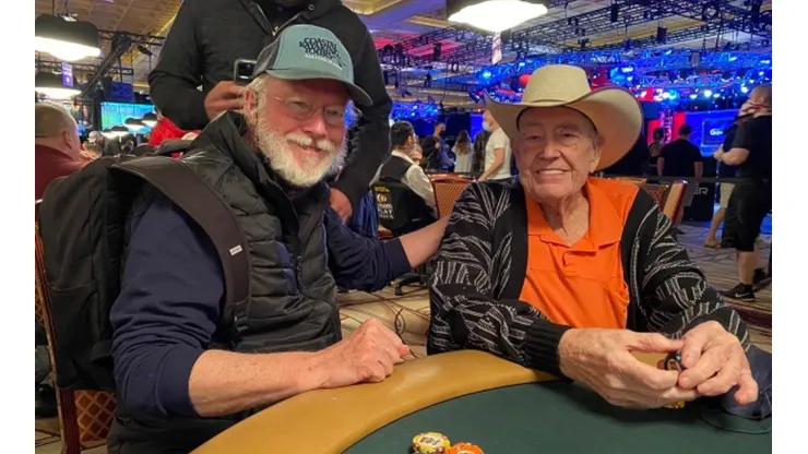James McManus ao lado de Doyle Brunson (Foto: Reprodução twitter oficial de James McManus)