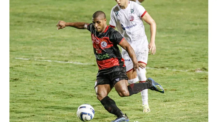 Foto: Paulo Paiva/AGIF - Felipinho foi o autor do único gol do Campinense na temporada