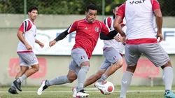 Rafael Melo/Santa Cruz - Marcos Martins, no fundo, e Humberto (com a bola) jogadores do Santa Cruz